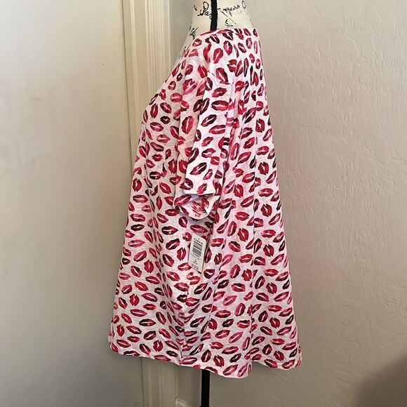 Torrid White Multi Lip Design Pocket Tee Casual Feminine Contemporary Brand New - Picture 4 of 11